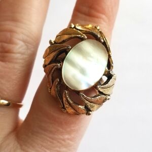 Vintage ring gold tone mother of pearl seashell sea shell cocktail statement